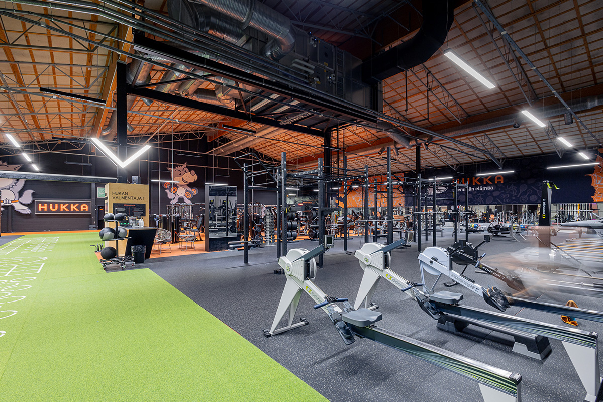 Hukka kuntosali soutulaitteet ja räkkialue